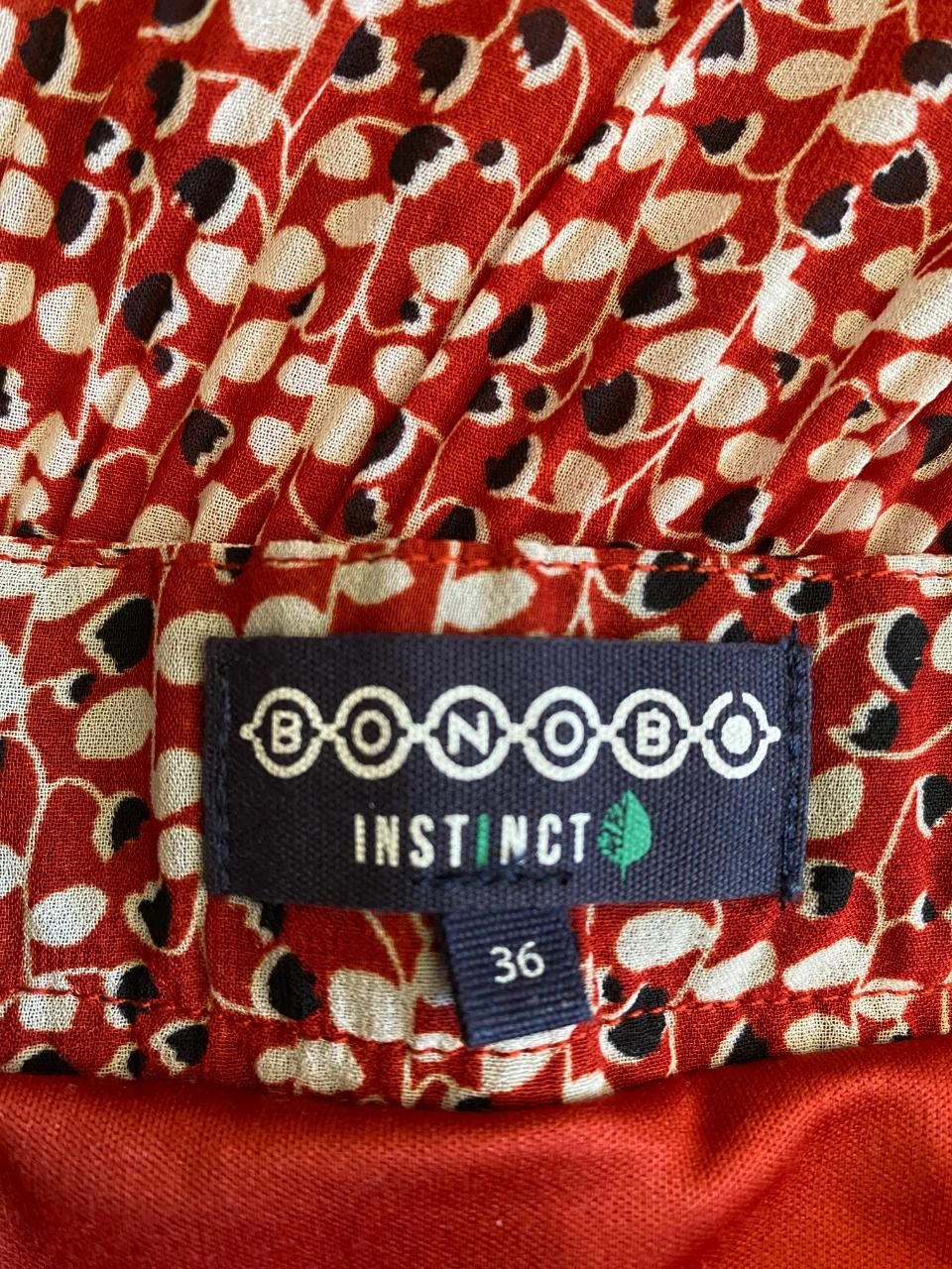 Bonobo pleated skirt size 36 – Red with graphic print, fluid and elegant – photo 8